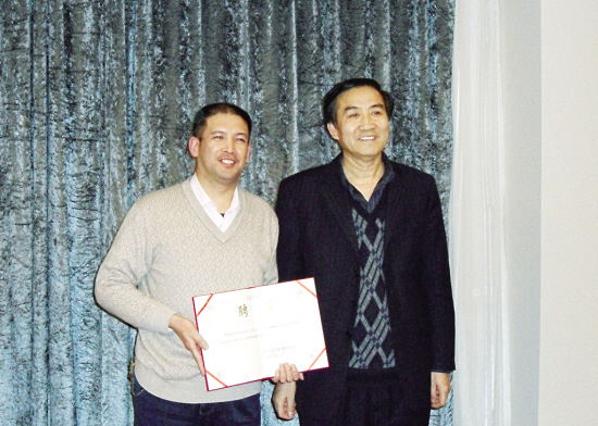 国家中医药管理局许志仁司长(右)为魏玉锁颁发钩活术省级师资培训教师证书