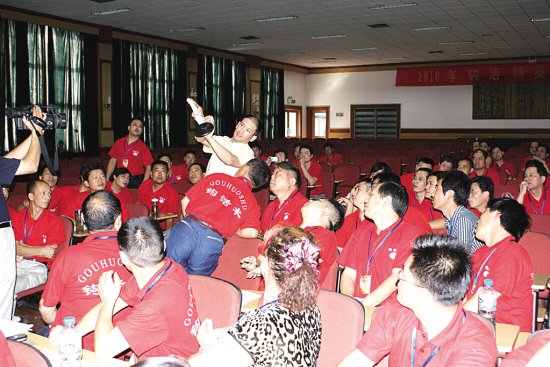 魏玉锁在第二届全国钩活术学术交流会上做演示
