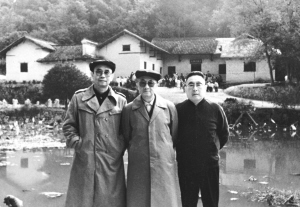方药中（中）与张镜人（右）等合影