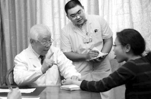 李辅仁(左一)在为患者诊疗