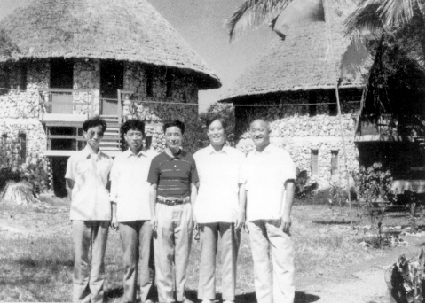 1987年，陆广莘（中）在坦桑尼亚防治艾滋病时和同事合影