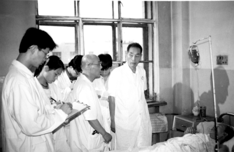 任继学(右一)在“八五”攻关课题中查房