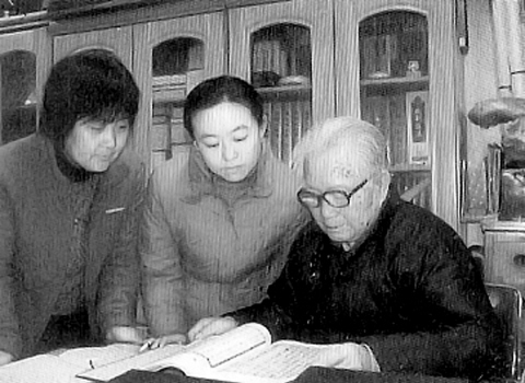张灿玾（右一）为博士研究生讲课
