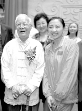邓铁涛（左）与奥运蹦床冠军何雯娜合影