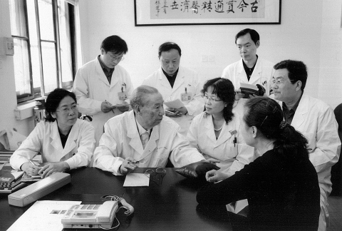 李振华(前左二）在临床带教