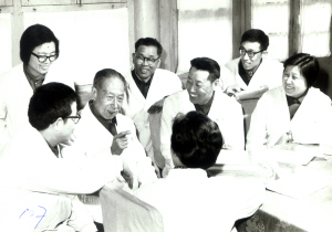 赵炳南（左三）与弟子们研讨学术