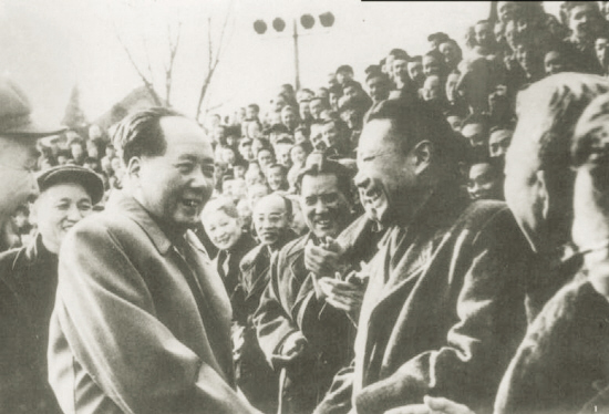 毛泽东主席和中国中医研究院第一任院长鲁之俊亲切握手